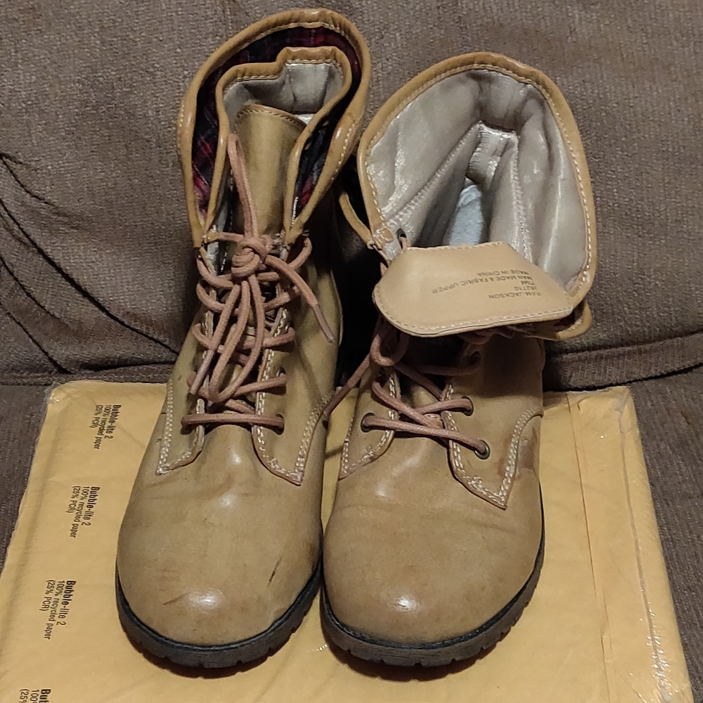Boots - Picture 4 of 5
